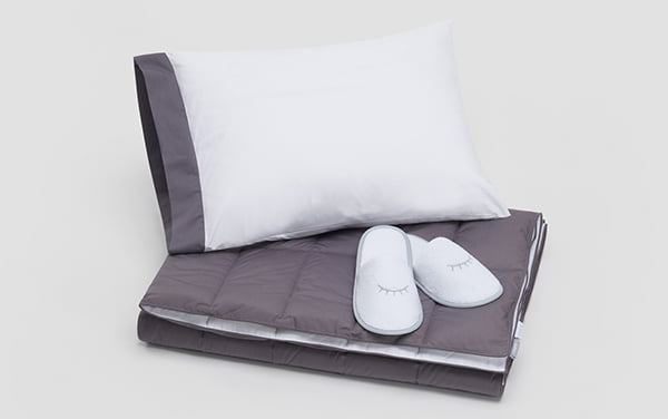 寝具メーカーCasperと共同開発した枕・ブランケット・スリッパ