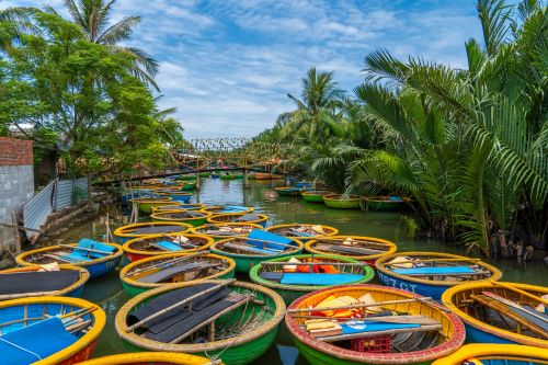 ホイアンココナッツボートでマングローブクルーズ